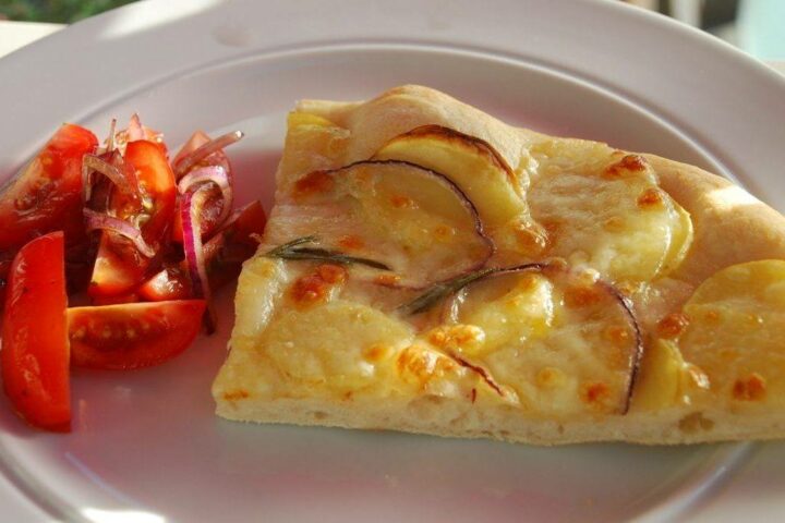 Pizza med kartoffel: Du kan lave denne lækre og klassiske pizza bianca med kartoffel, rødløg og rosmarin. Helt enkelt, men meget smagfuldt. Foto: Guffeliguf.dk