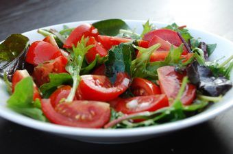 Lækker tomatsalat med saftige tomater, salat og løg. Salaten er perfekt til kylling og grillet kød. Foto: Guffeliguf.dk.