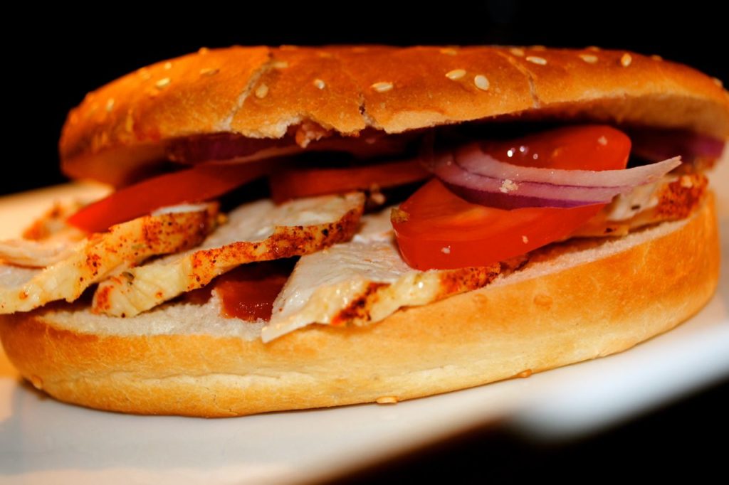 Burger: Hvis du har hang til fastfood, så er her opskriften på en både lynhurtig og forholdsvis sund burger.
