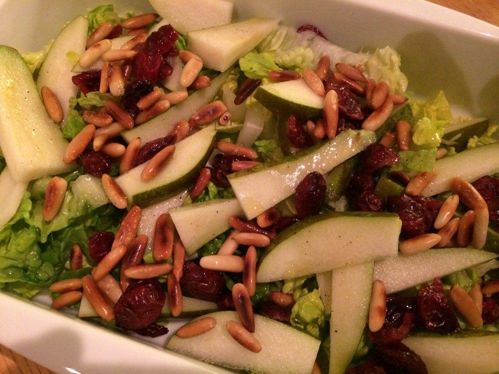 Lækker og hurtig salat, som passer rigtig godt til svinekød. Med pære, pinjekerner og romaine salat. Foto: Guffeliguf.dk.