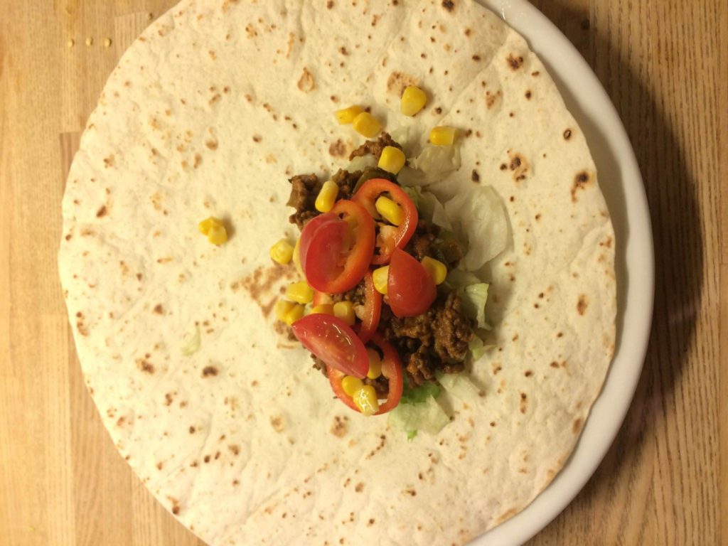 Læg først dit fyld lige under midten på tortillaen. Foto: Guffeliguf.dk.