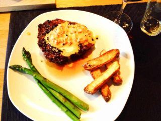 billede med kalve rib-eye med pommes frites og en nem pebersauce