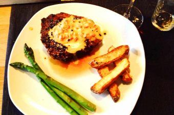 billede med kalve rib-eye med pommes frites og en nem pebersauce