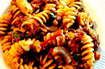 billede med kødsovs og pasta