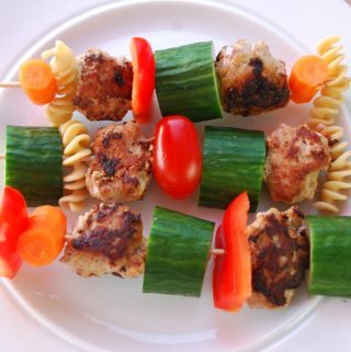 Minifrikadeller på spyd er gode både i madpakken - og når der er børnefest/fødselsdag. Og hvis dit barn ikke er meget for grøntsager, er her måske en måde at få dem til at glide nemmere ned. Foto: Madensverden.dk.