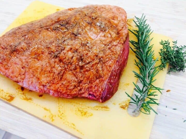 Smør din culotte med en god grillolie, og læg lidt frisk rosmarin og timian på krølfedtet. Foto: Guffeliguf.dk.