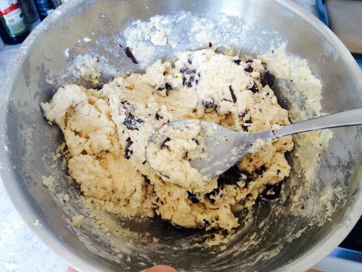 Tilsæt så chokolade til dine chokoladescones sammen med mælken, og saml dejen. Foto: Guffeliguf.dk.