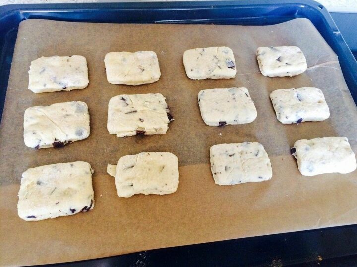 Læg dine chokoladescones på en bageplade beklædt med bagepapir. Husk, at dine scones hæver en del under bagningen. Foto: Guffeliguf.dk.
