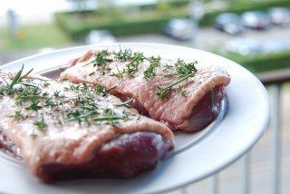 Rids andebryst, smør med lidt olie - og krydr med salt, peber, timian og rosmarin. Foto: Madensverden.dk.