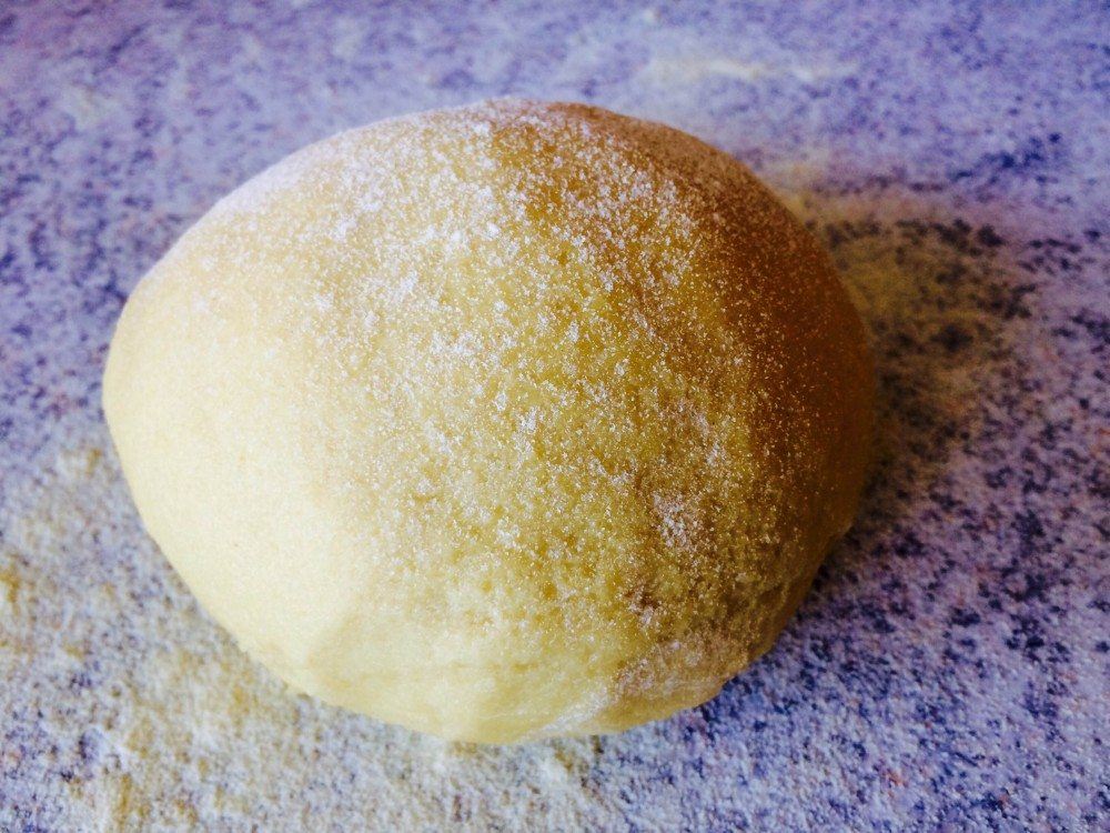 Ælt den hjemmelavede pasta grundigt igennem, indtil pastaen er glat og smidig. Foto: Guffeliguf..dk.