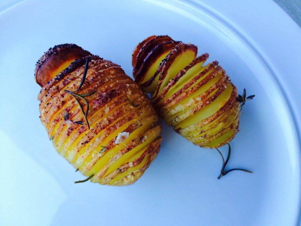 Hasselback kartofler stammer oprindeligt fra en restaurant i Sverige, og har i øvrigt intet med hasselbagning at gøre. Foto: Madensverden.dk.