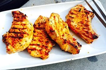 billede med koteletter på grill