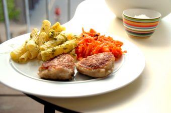 Pasta og råkost smager rigtig godt til fiskefrikadeller. Her finder du også den rigtige stegetid på fiskefrikadellerne. Foto: Madensverden.dk.