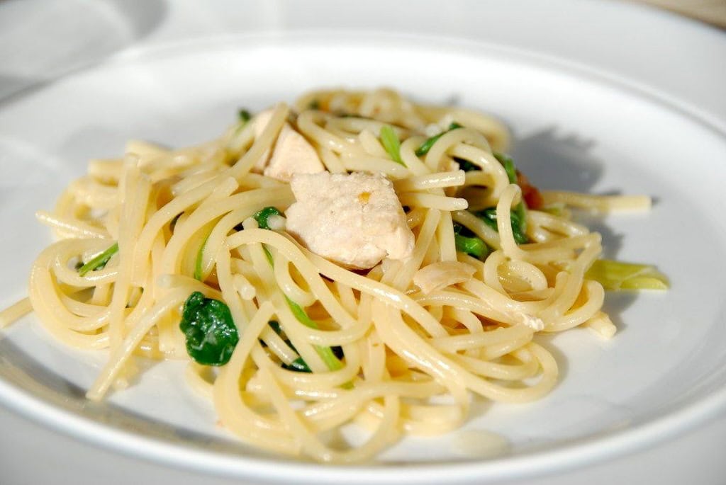 Billede af spaghetti med kylling og spinat.