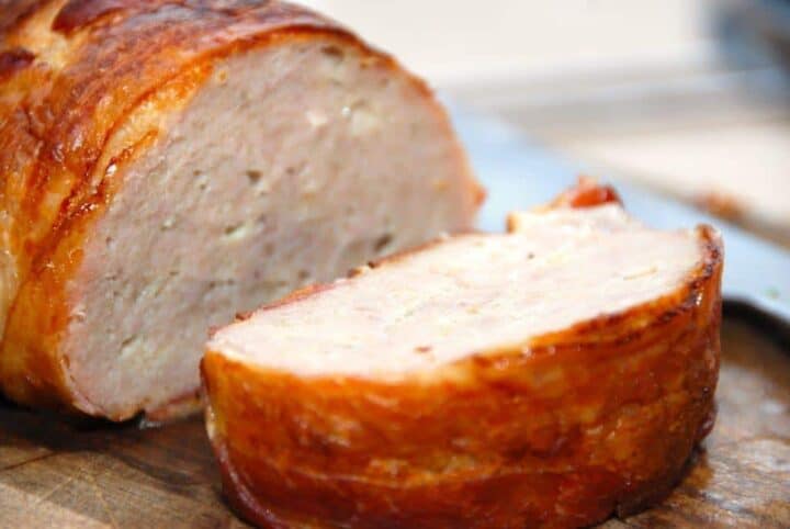 En lækker og velsmagende forloren hare med brun sovs. Det klassiske farsbrød, der omvilkes med bacon. Foto: Madensverden.dk.