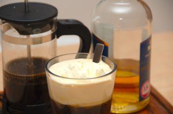 Irsk kaffe med whisky. Lavet med brun farin og letpisket fløde. Foto: Madensverden.dk.