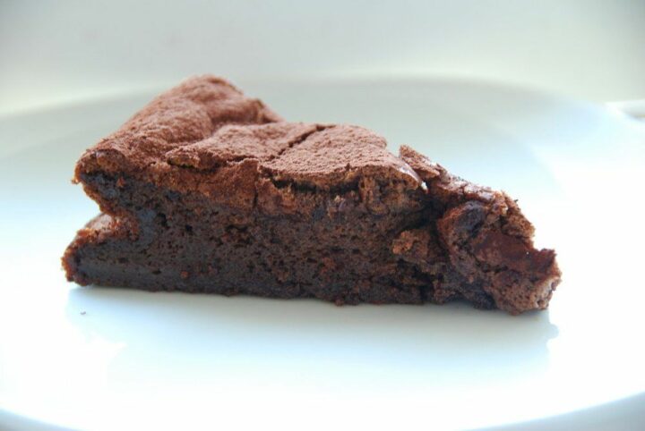 Blødende chokoladekage er også kendt som en Gateau Marcel, og der er tale om enestående lækker kage. Men den er utrolig nem at bage - og resultatet begejstrer: Foto: Guffeliguf.dk.