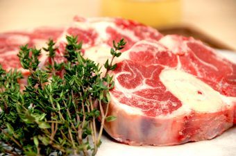 Osso buco skal langtidssteges i op mod 4 timer - så bliver kødet det møreste, som du nogensinde har smagt. Her har vi lavet osso buco med en god kartoffelmos. Foto: Madensverden.dk.