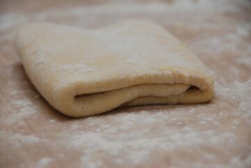 Fold dejen til wienerbrød sammen på denne måde - og rul den så ud igen. Foto: Guffeliguf.dk.