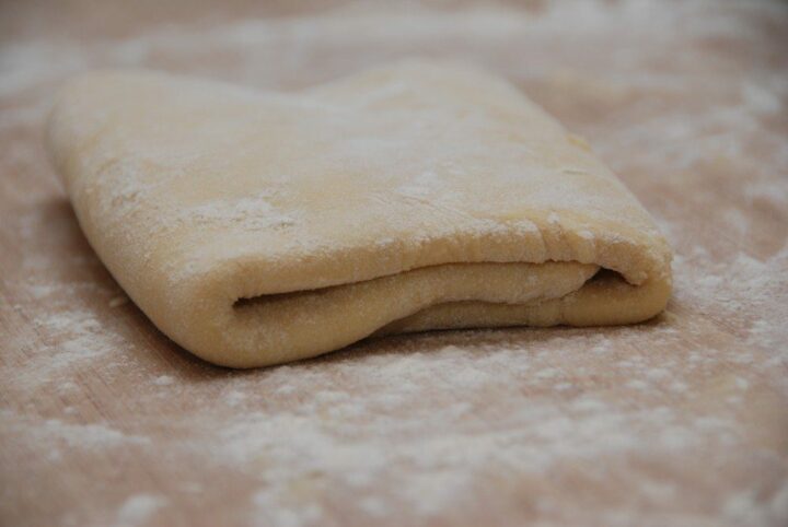 Fold dejen til wienerbrød sammen på denne måde - og rul den så ud igen. Foto: Guffeliguf.dk.