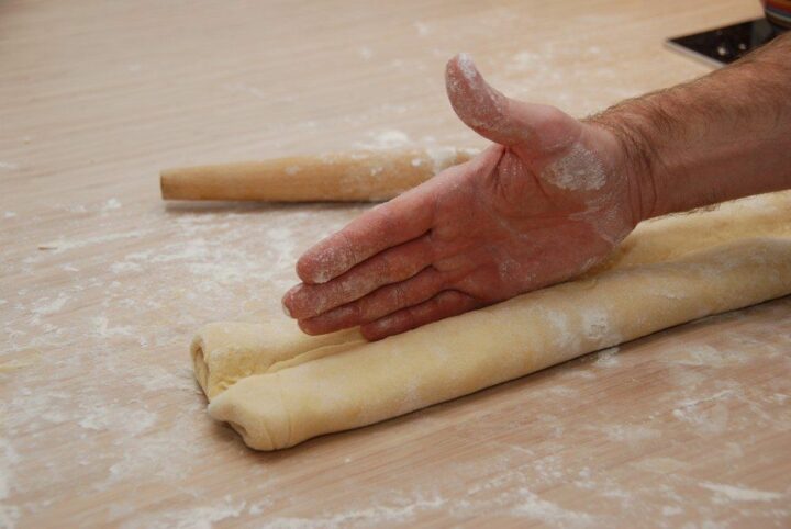 Klem forsigtigt dejen til dit wienerbrød ned med håndfladen. Ikke for voldsomt. Foto: Guffeliguf.dk.