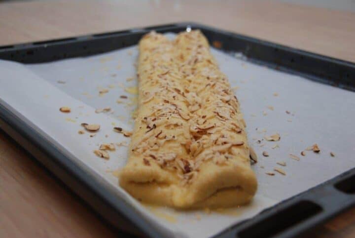 Pensl wienerstangen med sammenpisket æg og sødmælk - og drys med hasselnødder i flager og sukker. Foto: Guffeliguf.dk.