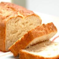 Gammeldags franskbrød er et klassisk franskbrød i form, også kaldet formfranskbrød. Bagt med mælk og smør, penslet med vand, der giver brødet en god skorpe. Foto: Madensverden.dk.