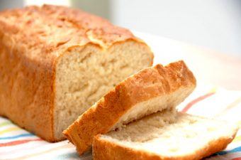 Gammeldags franskbrød er et klassisk franskbrød i form, også kaldet formfranskbrød. Bagt med mælk og smør, penslet med vand, der giver brødet en god skorpe. Foto: Madensverden.dk.