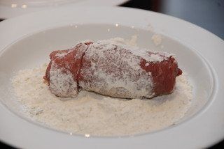 Rul dine benløse fugle i hvedemelm, og læg dem til side. Foto: Guffeliguf.dk.