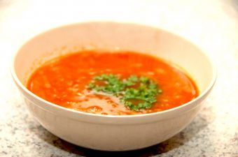 Fransk løgsuppe kommer oprindeligt fra Frankrig, og der findes mange måder at lave den på. Her er den lavet med chili. Foto: Madensverden.dk.