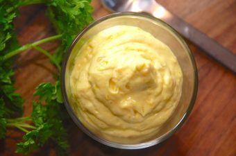 Remoulade kan laves på mange måder, og her er min bedste opskrift. Lavet af hjemmelavet mayonnaise, kapers og syltede agurker. Foto: Madensverden.dk.