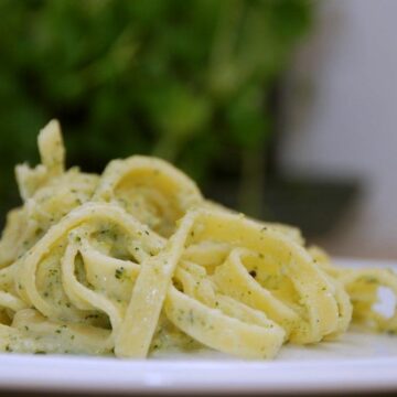 Broccolisauce passer perfekt til pasta, hvor smagen af broccoli trækker godt ind i den kogte pasta. Et godt alternativ til den klassiske tomatsauce. Foto: Guffeliguf.dk.