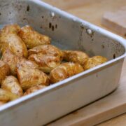 Aspargeskartofler er for mig noget af det allerbedste. Og kartoflerne bliver perfekte, når de bages i ovnen med olivenolie og groft salt. Og intet andet! Foto: Guffeliguf.dk.