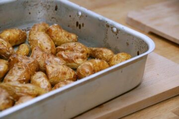 Aspargeskartofler er for mig noget af det allerbedste. Og kartoflerne bliver perfekte, når de bages i ovnen med olivenolie og groft salt. Og intet andet! Foto: Guffeliguf.dk.