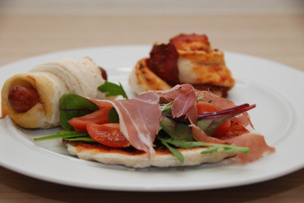 Pizzasnegle, pølsehorn og minipizzaer er perfekte til en hurtig og meget børnevenlig buffet. Samtidig er de fortrinlige til madpakken eller fryseren. Foto: Guffeliguf.dk.