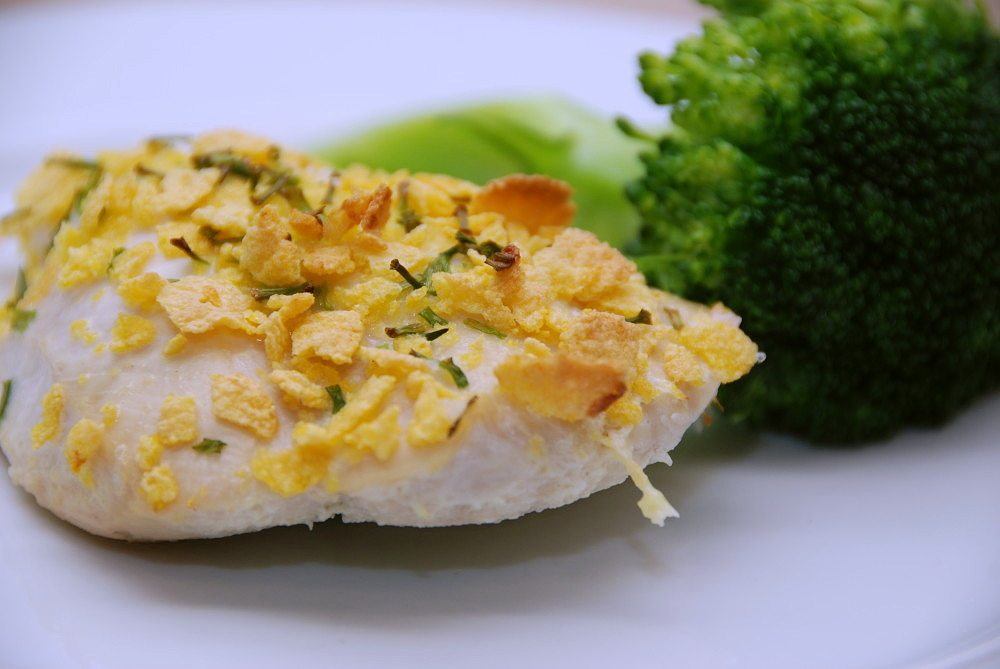 Kylling med cornflakes er kyllingefilet, der paneres med æg, sprøde cornflakes og purløg. Bagetiden er 20 minutter i ovnen ved 200 grader varmluft. Foto: Guffeliguf.dk.