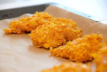 kylling med cornflakes på bradepande