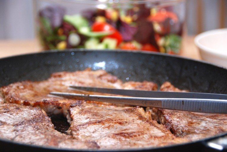 Højrebsbøffer skæres af højreb, der også er kendt som okseflet. En højrebsbøf på 200 gram skal steges eller grilles to minutter på hver side. Foto: Guffeliguf.dk.