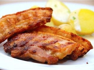 Billede med grillet flæsk og stegt flæsk på grill