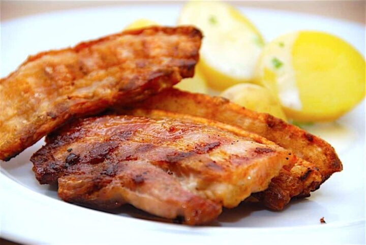 Billede med grillet flæsk og stegt flæsk på grill