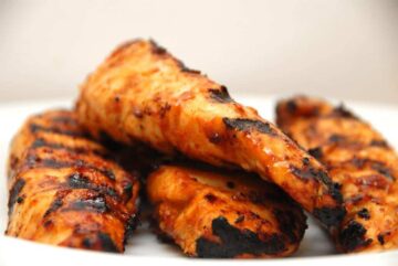 Billede af grillet kylling med hjemmelavet grillsauce.