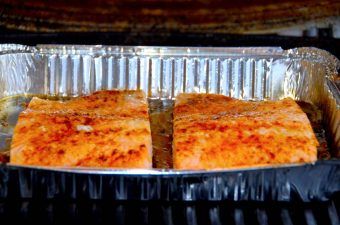 Grillet laks i gasgrill