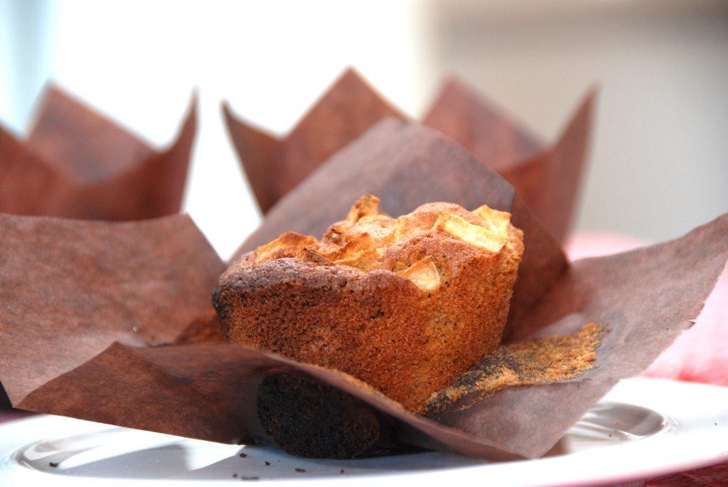 Opskrift på de mest lækre muffins med æble og marcipan. Smagt til med kanel, og disse muffins er velegnet til fryseren. Så du altid har muffins til kaffen. Foto: Guffeliguf.dk.