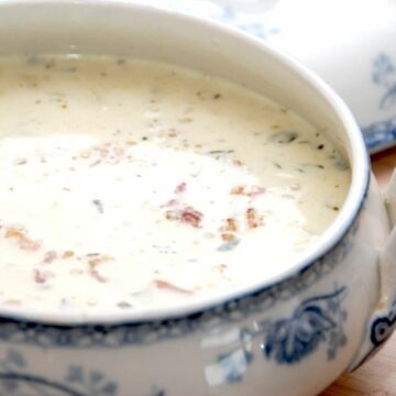 En dejlig artiskoksuppe med artiskokhjerter og sprøde flager af stegt parmaskinke. Foto: Madensverden.dk.