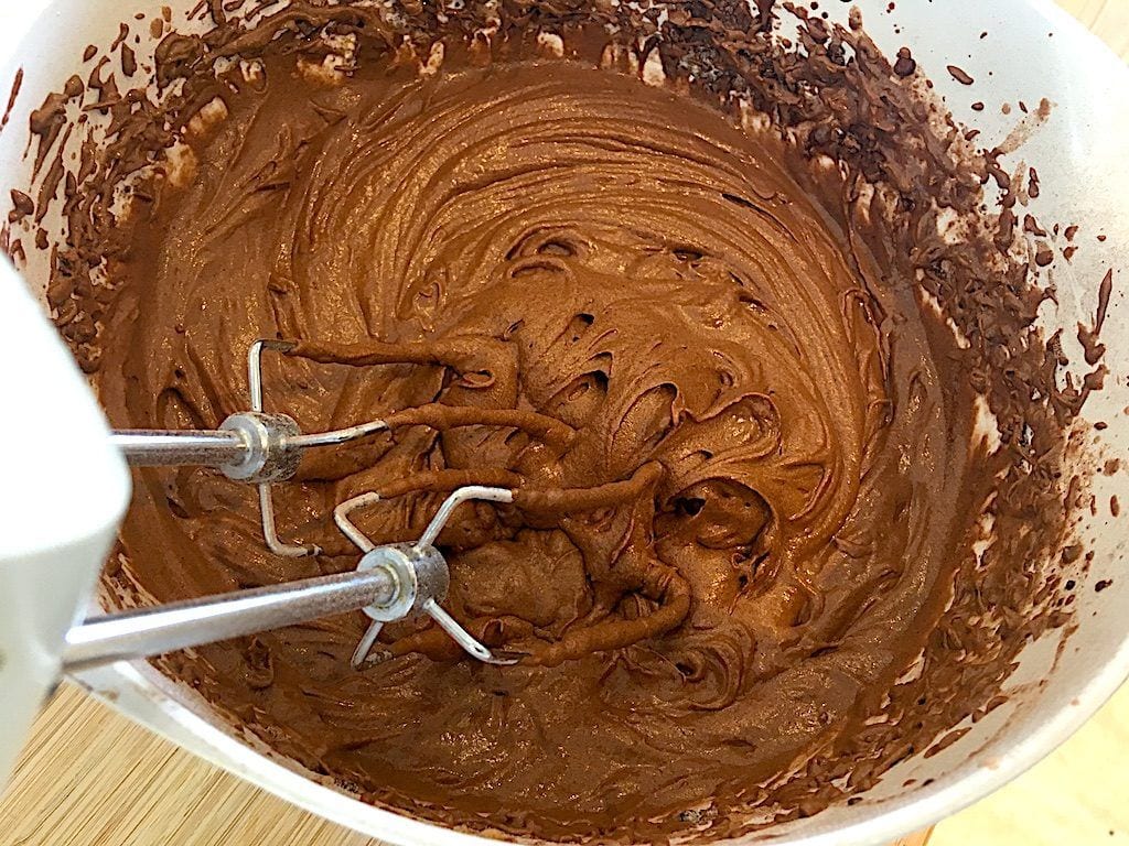 dejen til chokolademuffins piskes let og luftig