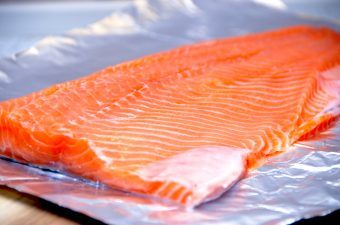 En hel lakseside skal steges i 20 minutter, og det gælder både i ovn og på grill. Her lavet med hvidløg og lidt honning. Foto: Madensverden.dk.
