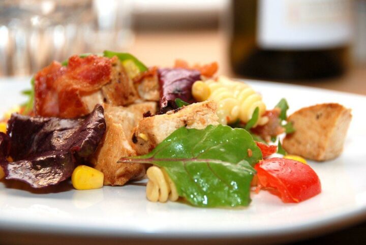 Kyllingesalat med pasta er sund mad, der er hurtig at lave. Foto: Guffeliguf.dk.
