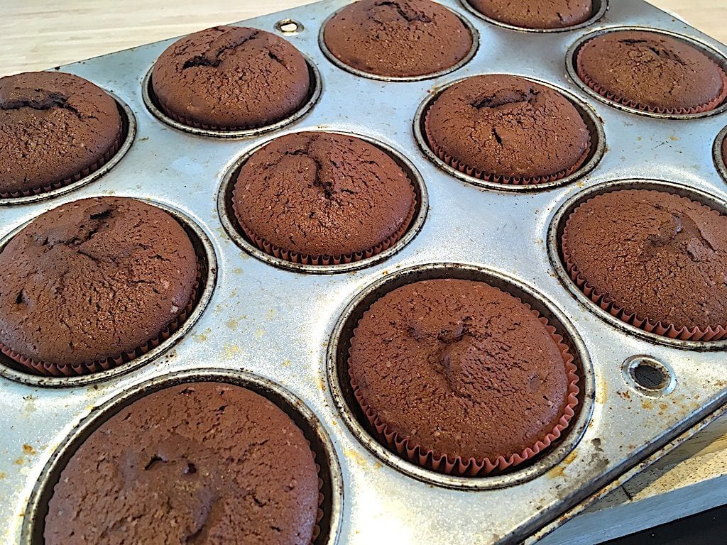 nybagte chokolademuffins i form
