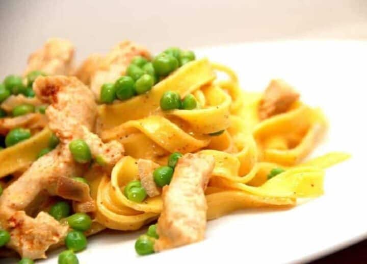 Frisk pasta med kalkunstrimler er en meget hurtig, men lækker, ret til aftensmaden. Foto: Guffeliguf.dk.