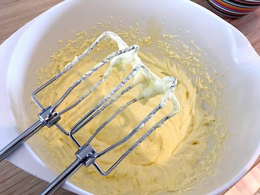 piskning af dej til chokolademuffins